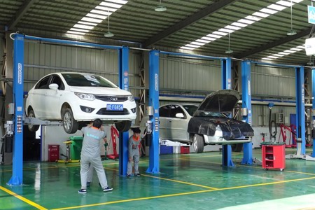 已经颇具规模的贵州水钢技师学院汽车实训中心