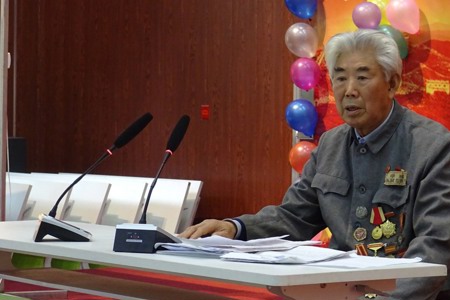 邀请老红军到校进行爱国主义教育